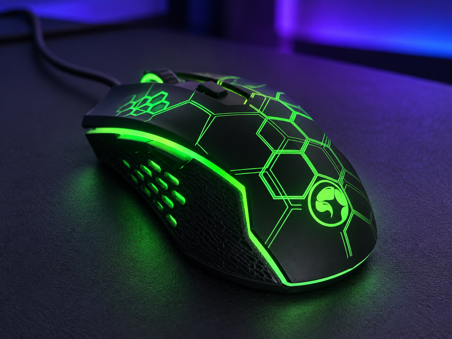 Souris Marvo noire avec éclairage RGB vert sur un fond gaming