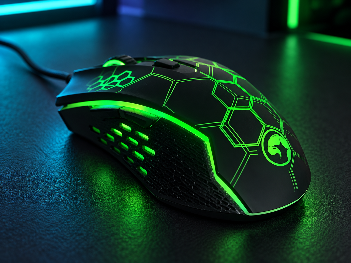 Vue personnalisée de la souris Marvo RGB sur un bureau gaming éclairé en vert et bleu